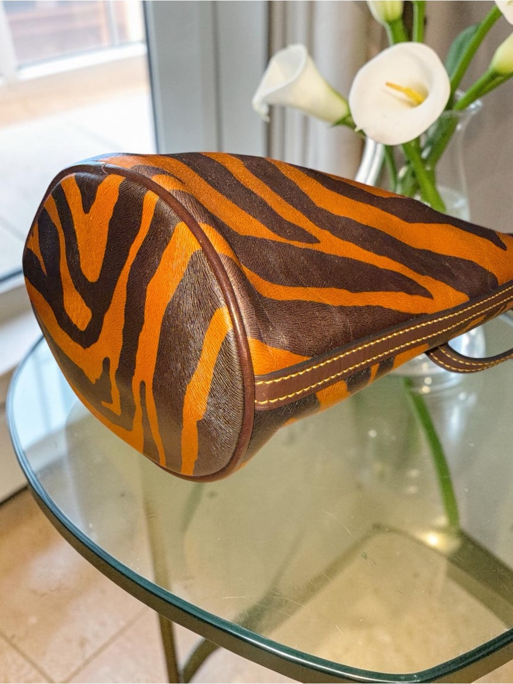 🎉🎉HOST PICK🎉🎉 RARE Dooney and Bourke Bengal tiger print North/South Bucket EUC - Picture 7 of 12